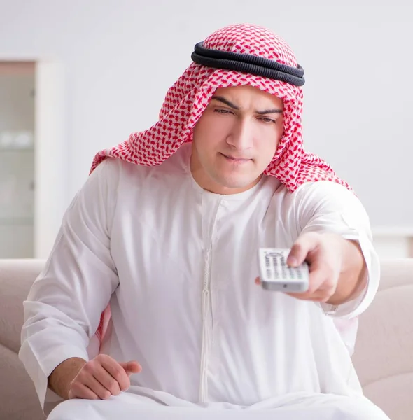 Mladý Arabský Muž Dívá Televizi Sedící Gauči — Stock fotografie