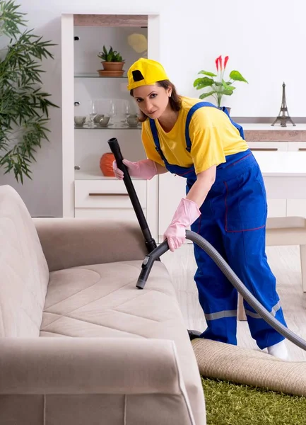 Oude Vrouwelijke Aannemer Doet Huishoudelijk Werk — Stockfoto