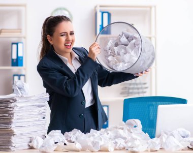 İş kadını bir sürü kağıtla yeni fikirleri reddediyor.