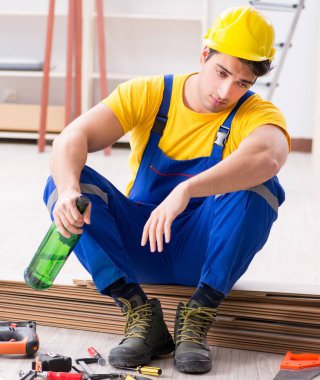 Tatilde içki içen tamirci.