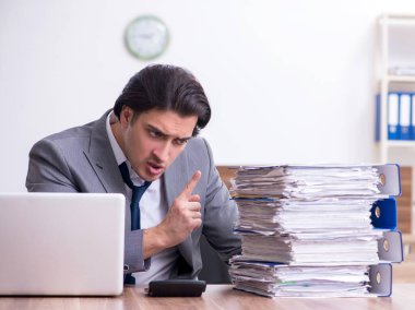 Genç erkek çalışan aşırı işten memnun değil.