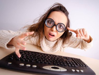 Bilgisayarda çalışan komik inek kız.