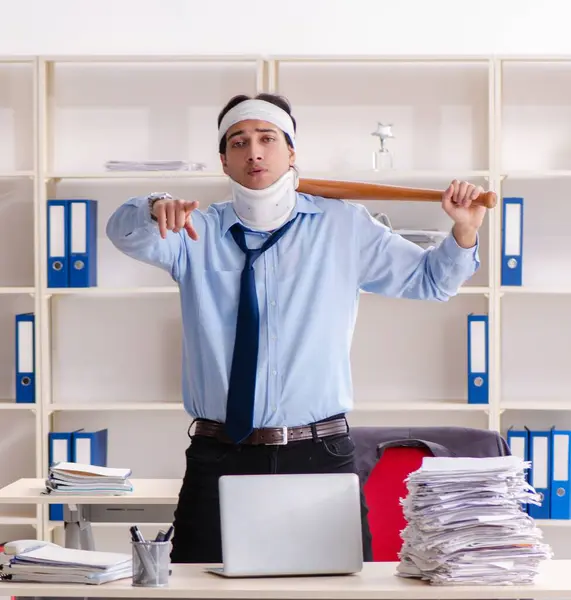 Young Injured Male Employee Working Office — Stock Photo, Image