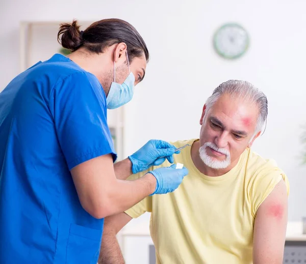 Injured Old Man Visiting Male Doctor Traumatologist — Stock Photo, Image