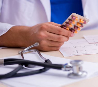 Klinikte çalışan genç doktor kardiyolog.