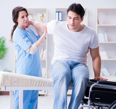 Hasta doktorla birlikte rehabilitasyon tedavisi görüyor.