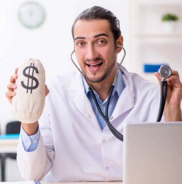 Klinikte çalışan yakışıklı genç bir doktor.