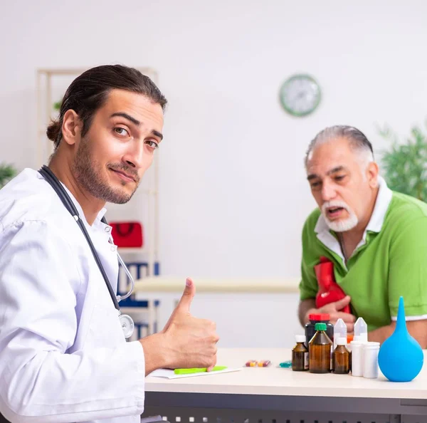 Den Gamle Mannen Besöker Ung Manlig Läkare Gastroenterolog — Stockfoto
