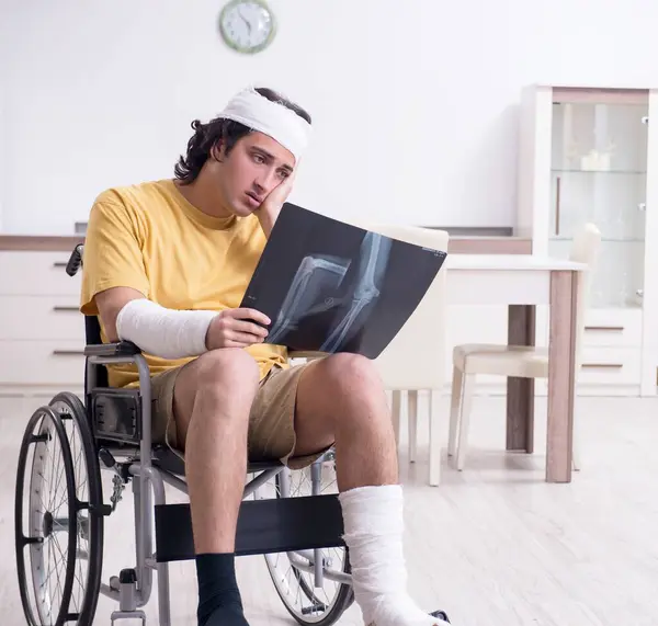 Young Man Accident Recovering Home — Stock Photo, Image