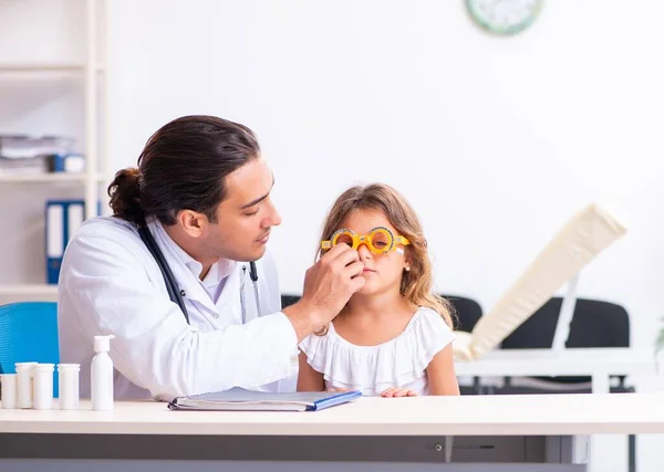 Young Doctor Pediatrician Small Girl — Stock Photo, Image