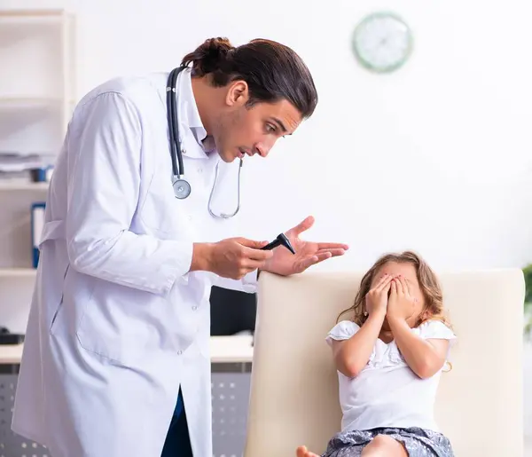 Den Unga Läkaren Barnläkare Med Liten Flicka — Stockfoto