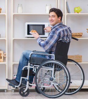 Mutfakta çalışan engelli genç adam.