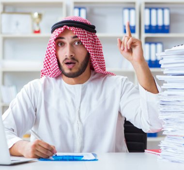 Arap işadamı ofiste evrak işleriyle uğraşıyor.