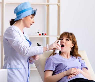 Kadın doktor otolaringolojisti ziyaret eden genç kadın.