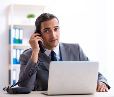 Ofiste çalışan genç muhasebeci.