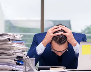 İşkolik işadamı ofiste çok fazla çalışmıştı.