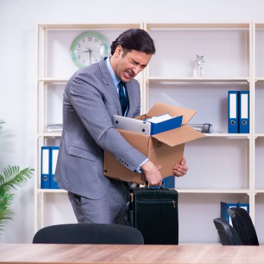 Genç erkek çalışan işinden kovuldu.