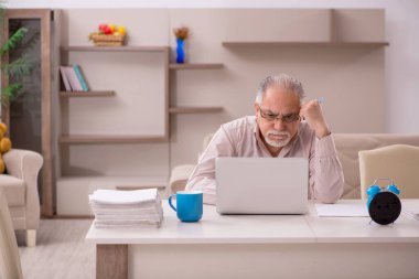 Salgın sırasında evde çalışan eski bir patron.