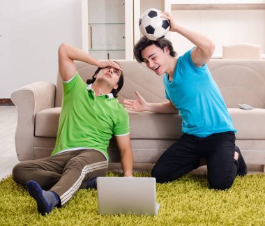 Arkadaşlar evde maç izliyor.