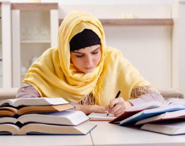 Sınavlara hazırlanan tesettürlü kız öğrenci.