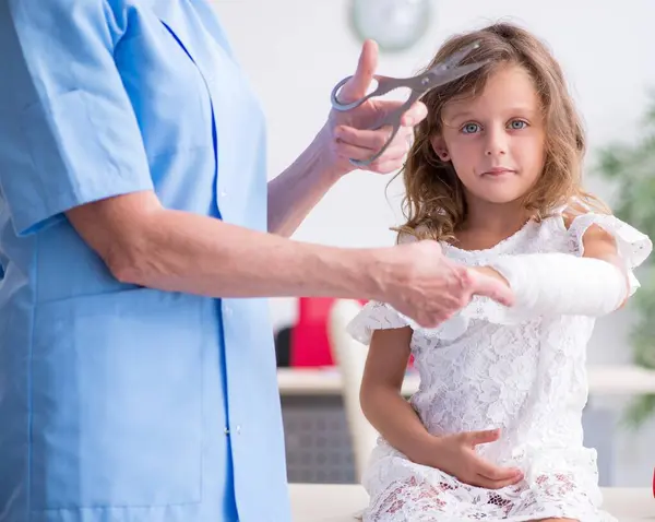 Das Kleine Mädchen Besuch Bei Einer Alten Ärztin — Stockfoto