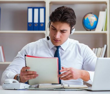 Ofiste çalışan iş adamı seyahat acentesi.