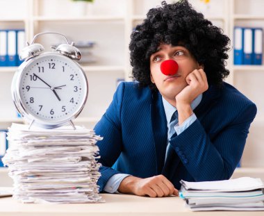 Ofiste çalışan genç palyaço işadamı.