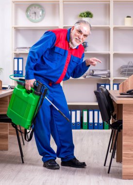 Ofiste haşere kontrolü yapan profesyonel müteahhit.