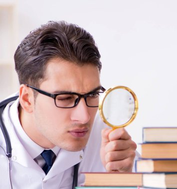 Tıp öğrencisi üniversite sınavlarına hazırlanıyor.