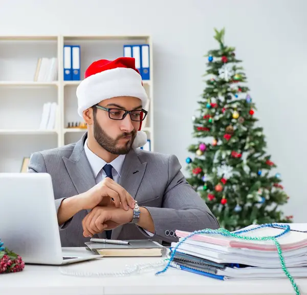 Genç işadamı Noel 'i ofiste kutluyor.