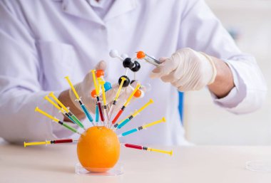 Erkek beslenme uzmanı gıda ürünlerini laboratuarda test ediyor.