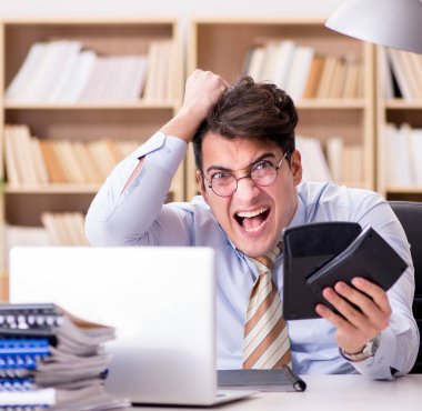 Ofiste çalışan komik muhasebeci.