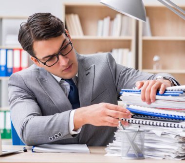 Ofiste çalışan yakışıklı iş adamı.