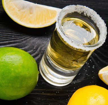 Limonlu ve tuzlu bardakta servis edilen tekila içeceği.