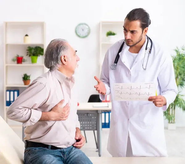 Old Man Visiting Young Doctor Cardiologist — Stock Photo, Image