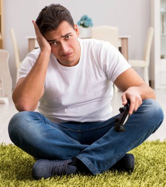 Bilgisayar oyunlarına bağımlı olan adam.