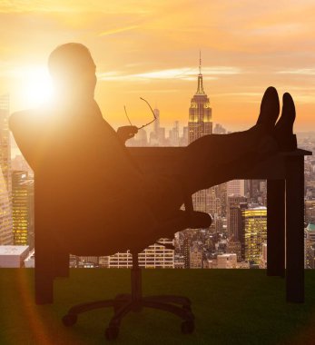 İş adamı ofiste dinleniyor.