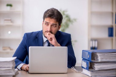 Ofiste çalışan genç bir çalışan.