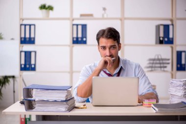 Genç işadamı aşırı işten memnun değil.