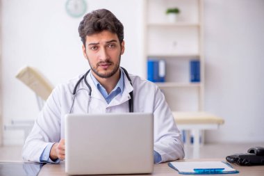 Teletıp konseptinde genç doktor