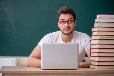 Sınıfta oturan genç öğrenci.