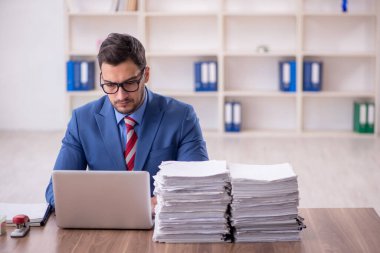 İş yerinde çalışan genç bir işadamı