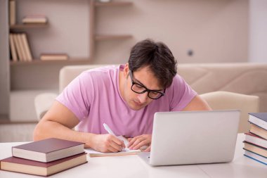 Evde sınava hazırlanan genç bir öğrenci.