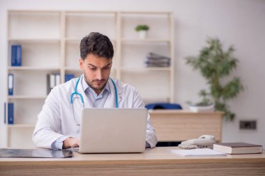 Teletıp konseptinde genç doktor