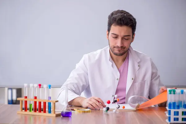 Young Chemistry Teacher Sitting Classroom — Foto Stock