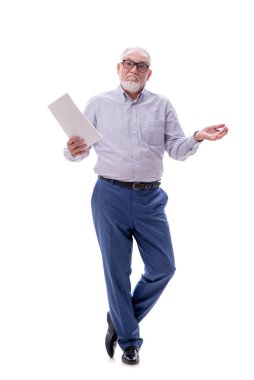 Eski patron beyaz üzerine izole edilmiş gazete okuyor.