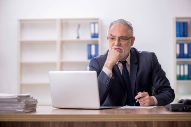 Ofiste çalışan eski bir çalışan.