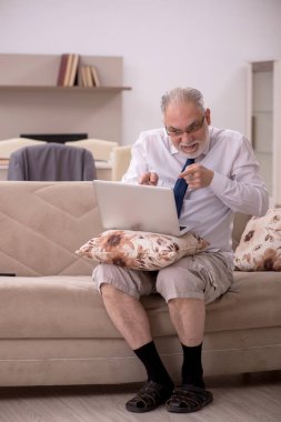 Salgın sırasında evden çalışan eski bir işadamı