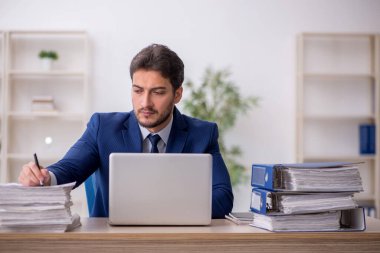 Ofiste çalışan genç bir çalışan.