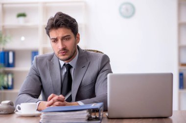 Ofiste çalışan genç bir çalışan.